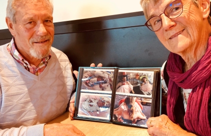 Rot. Jean-Pierre Muralti und seine Frau Jeanne mit dem Fotoalbum, das die schwierige Anfangszeit der Zwillinge dokumentiert